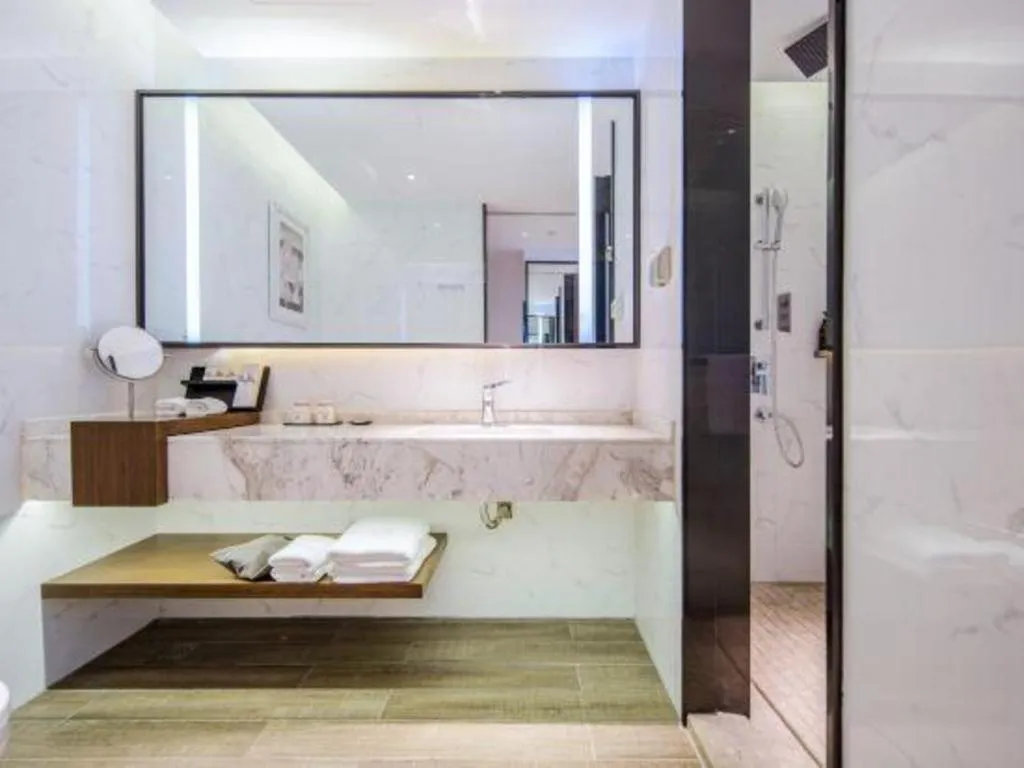 Borrman Hotel Qianjiang High-speed Railway Station Lobster City