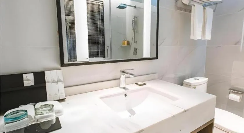 Borrman Hotel Qianjiang High-speed Railway Station Lobster City