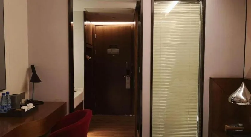 Borrman Hotel Qianjiang High-speed Railway Station Lobster City