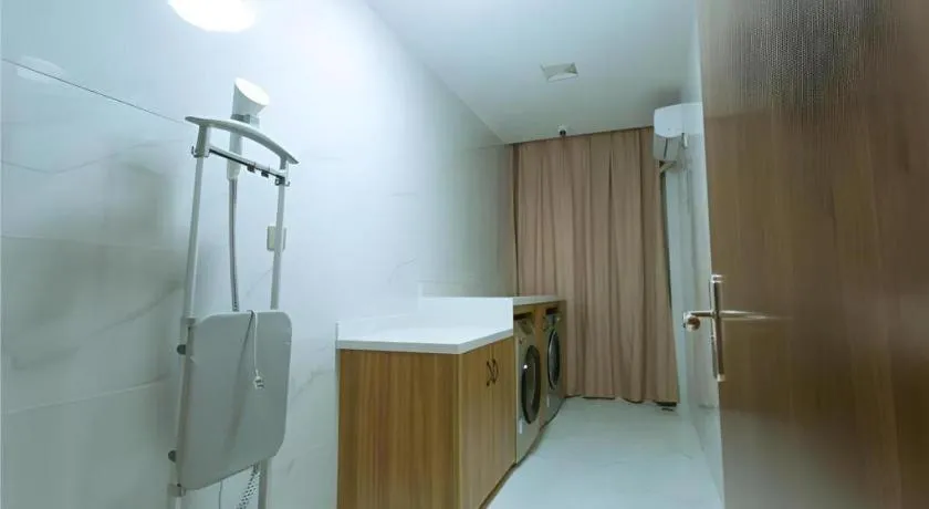 Borrman Hotel Qianjiang High-speed Railway Station Lobster City