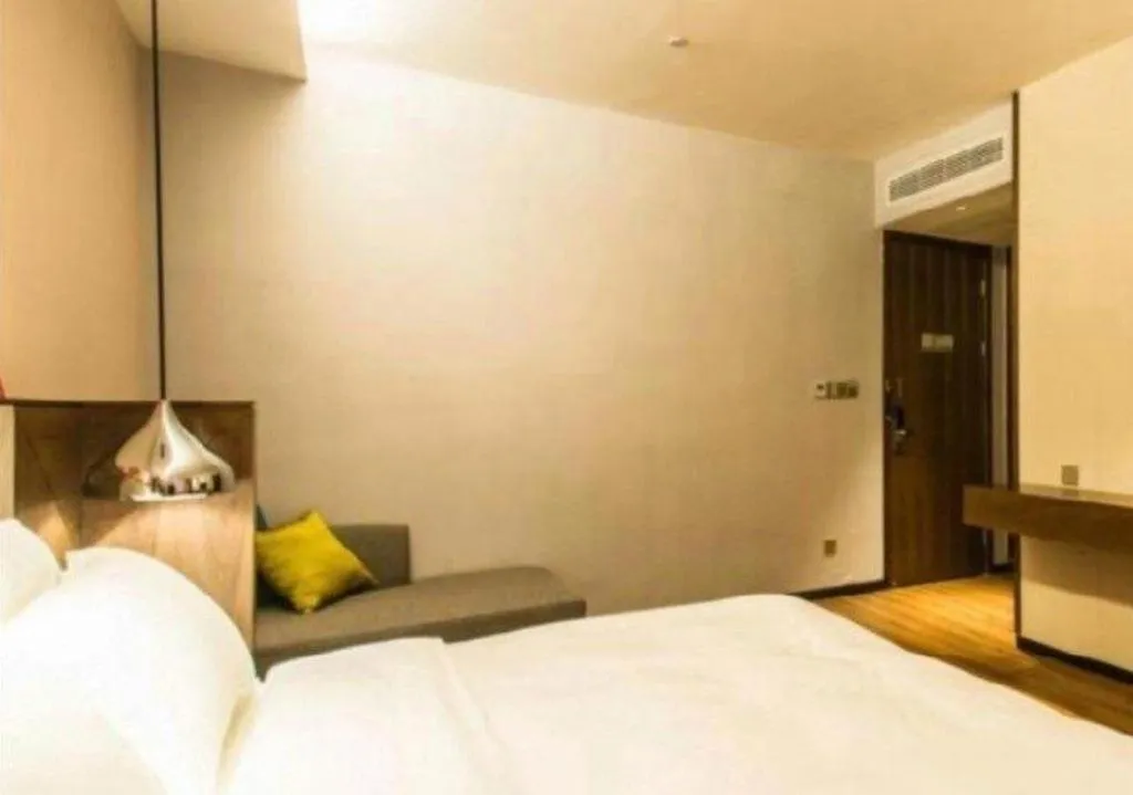 Bed in Borrman Hotel Qianjiang High-speed Railway Station Lobster City