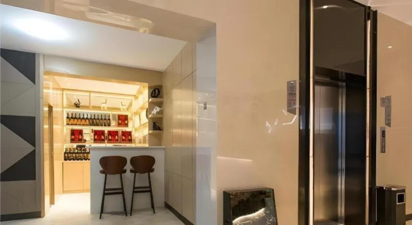 Borrman Hotel Qianjiang High-speed Railway Station Lobster City