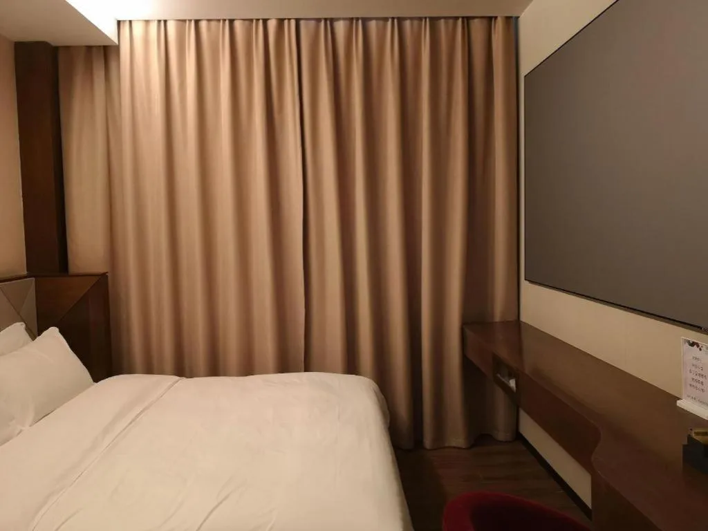 Bed in Borrman Hotel Qianjiang High-speed Railway Station Lobster City