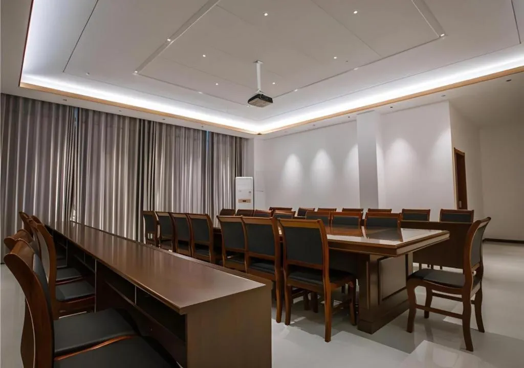 Borrman Hotel Qianjiang High-speed Railway Station Lobster City