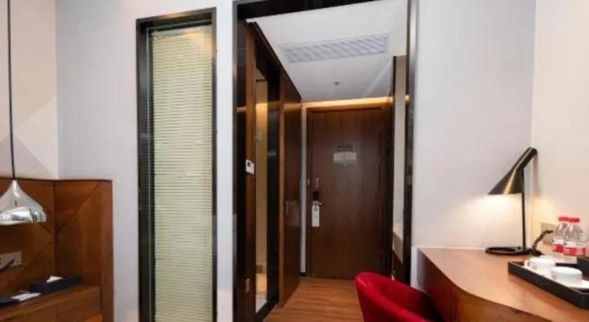 Borrman Hotel Qianjiang High-speed Railway Station Lobster City