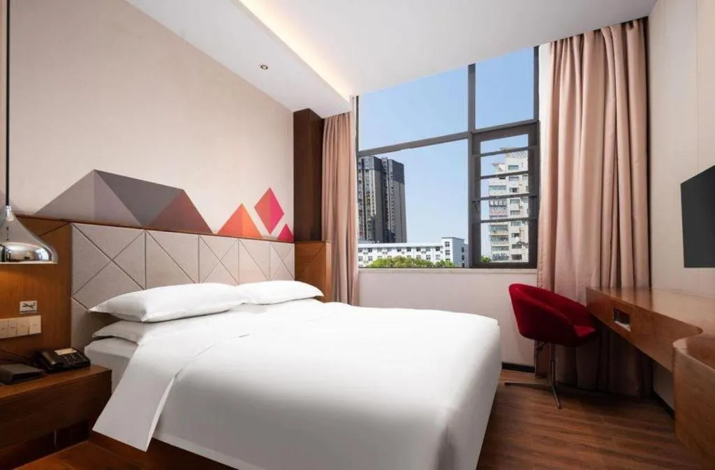 Bed in Borrman Hotel Qianjiang High-speed Railway Station Lobster City