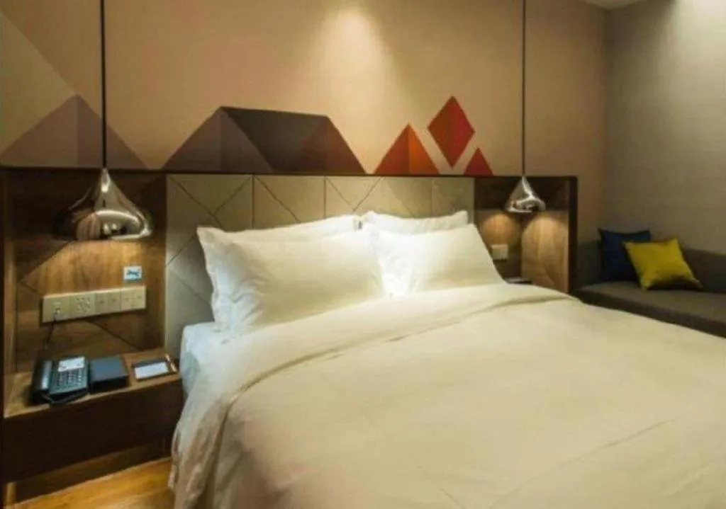 Bed in Borrman Hotel Qianjiang High-speed Railway Station Lobster City