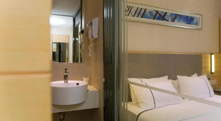 Bed in City Comfort Inn Guilin Xiangbi Mountain Park