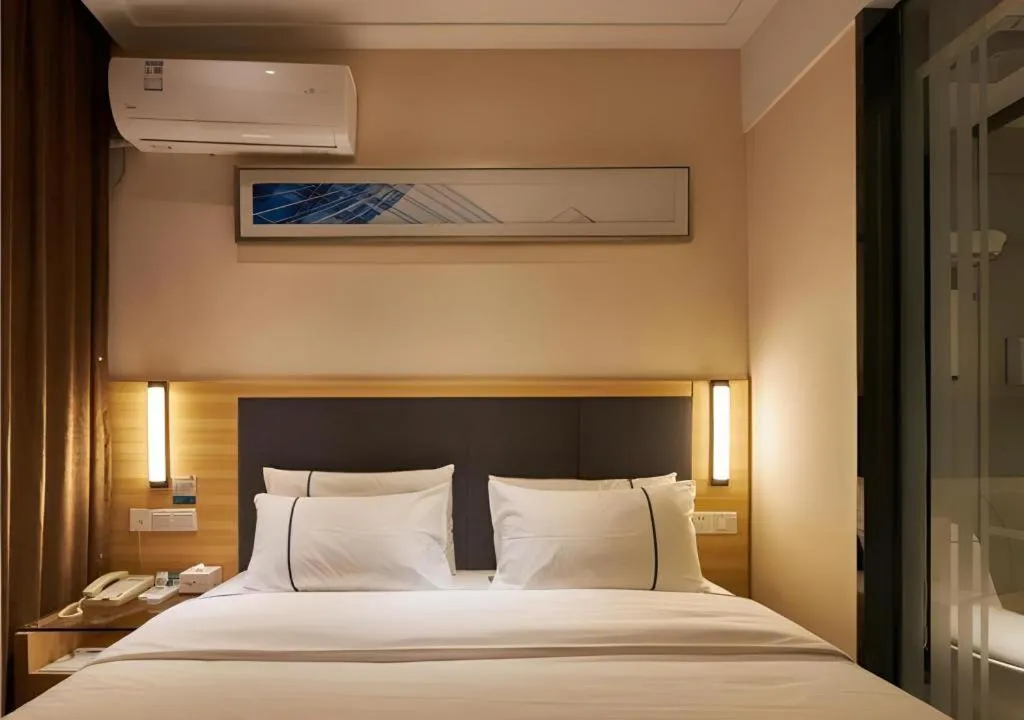 Bed in City Comfort Inn Liuzhou High-speed Railway Station Entrance