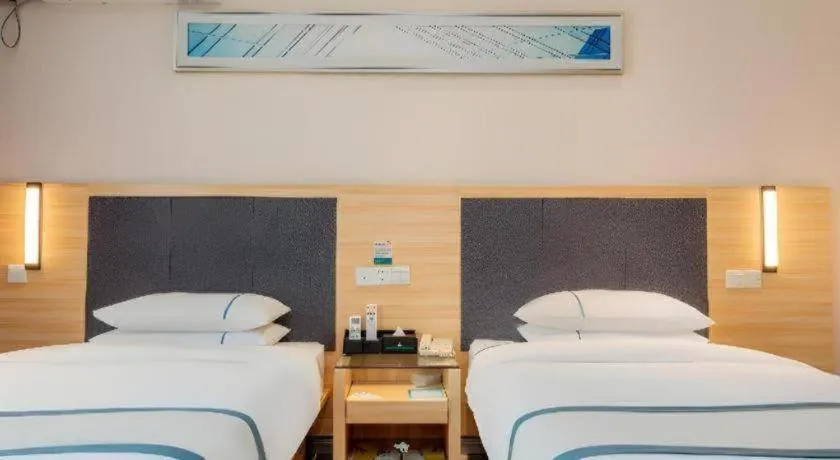 Bed in City Comfort Inn Liuzhou High-speed Railway Station Entrance