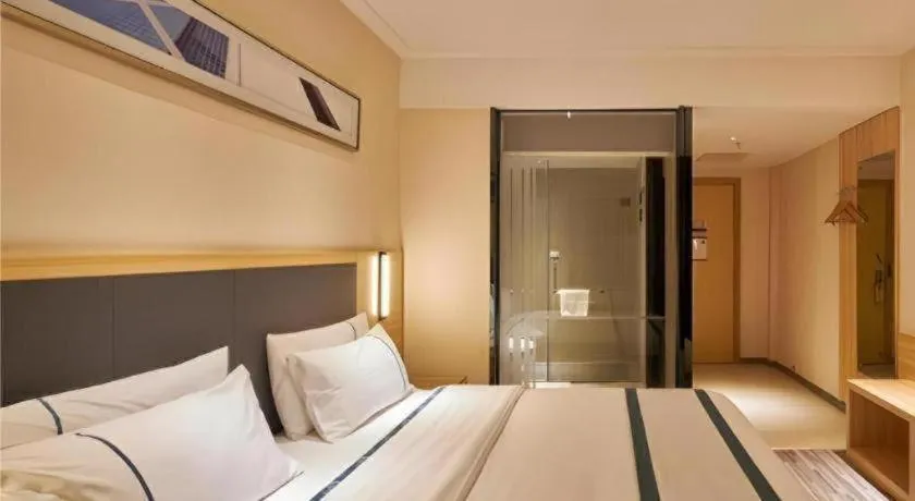 Bed in City Comfort Inn Liuzhou High-speed Railway Station Entrance