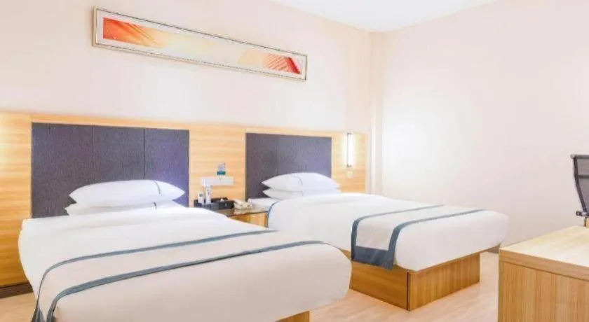 Bed in City Comfort Inn Liuzhou High-speed Railway Station Entrance