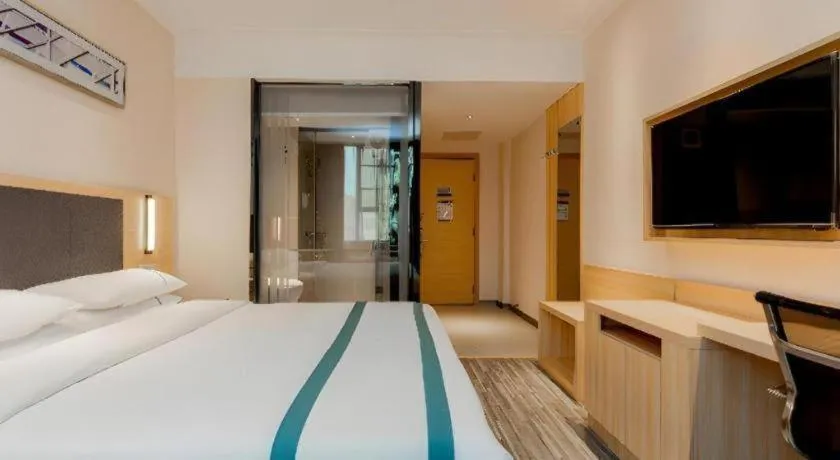 Bed in City Comfort Inn Liuzhou High-speed Railway Station Entrance