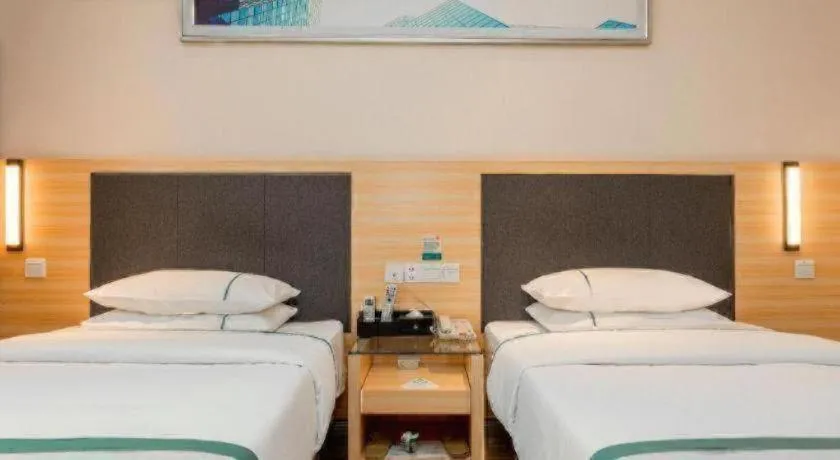 Bed in City Comfort Inn Liuzhou High-speed Railway Station Entrance