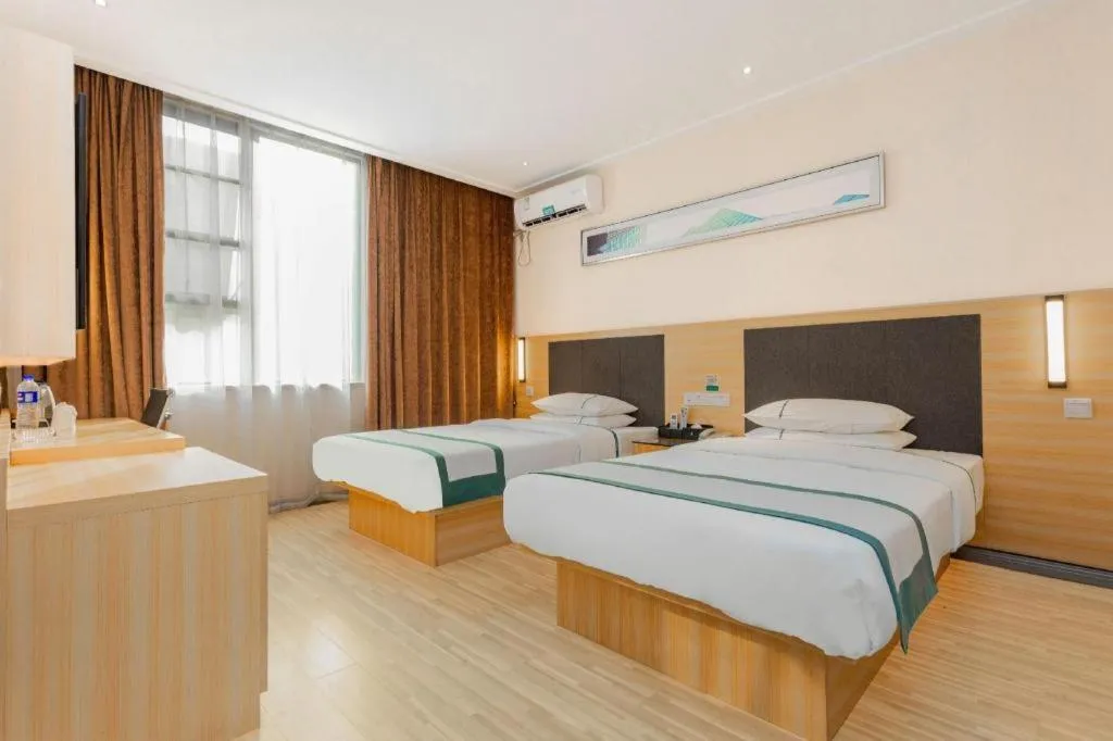 Bed in City Comfort Inn Liuzhou High-speed Railway Station Entrance