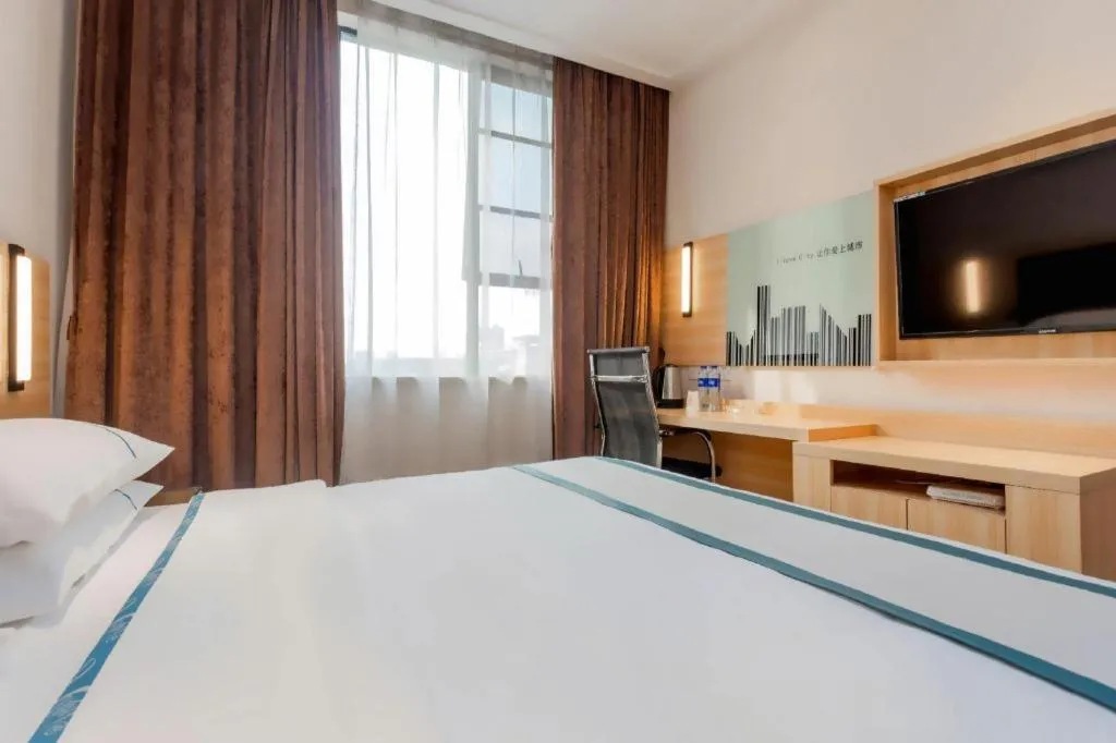 Bed in City Comfort Inn Liuzhou High-speed Railway Station Entrance