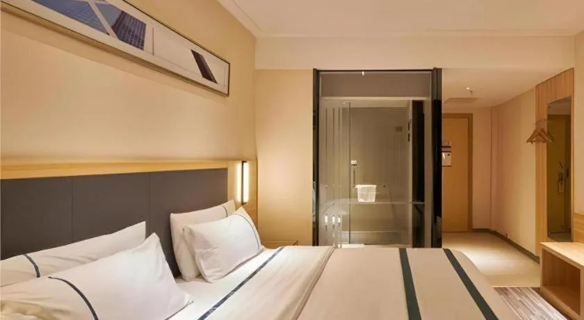 Bed in City Comfort Inn Liuzhou High-speed Railway Station Entrance