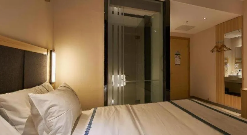 Bed in City Comfort Inn Liuzhou High-speed Railway Station Entrance