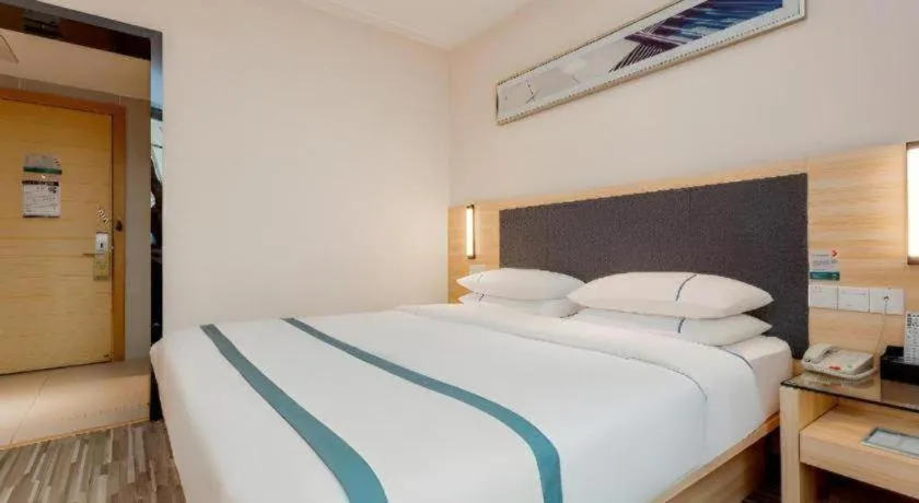 Bed in City Comfort Inn Liuzhou High-speed Railway Station Entrance