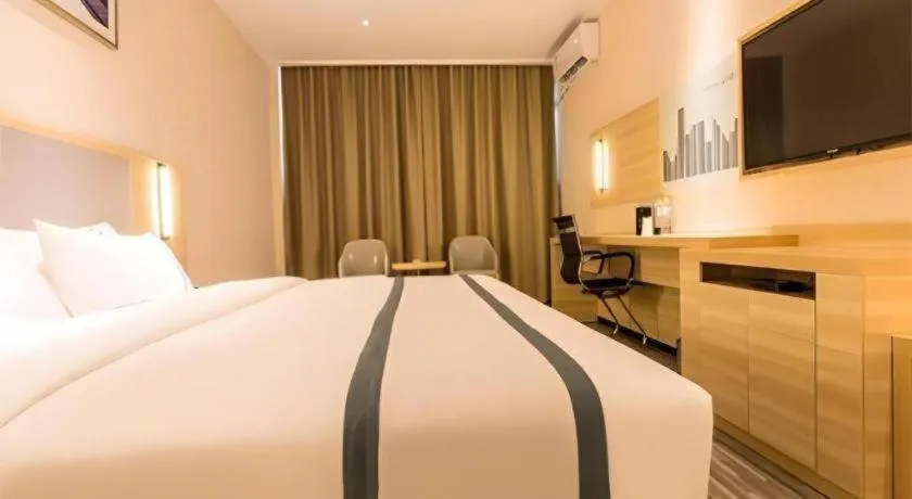 Bed in City Comfort Inn Liuzhou High-speed Railway Station Entrance