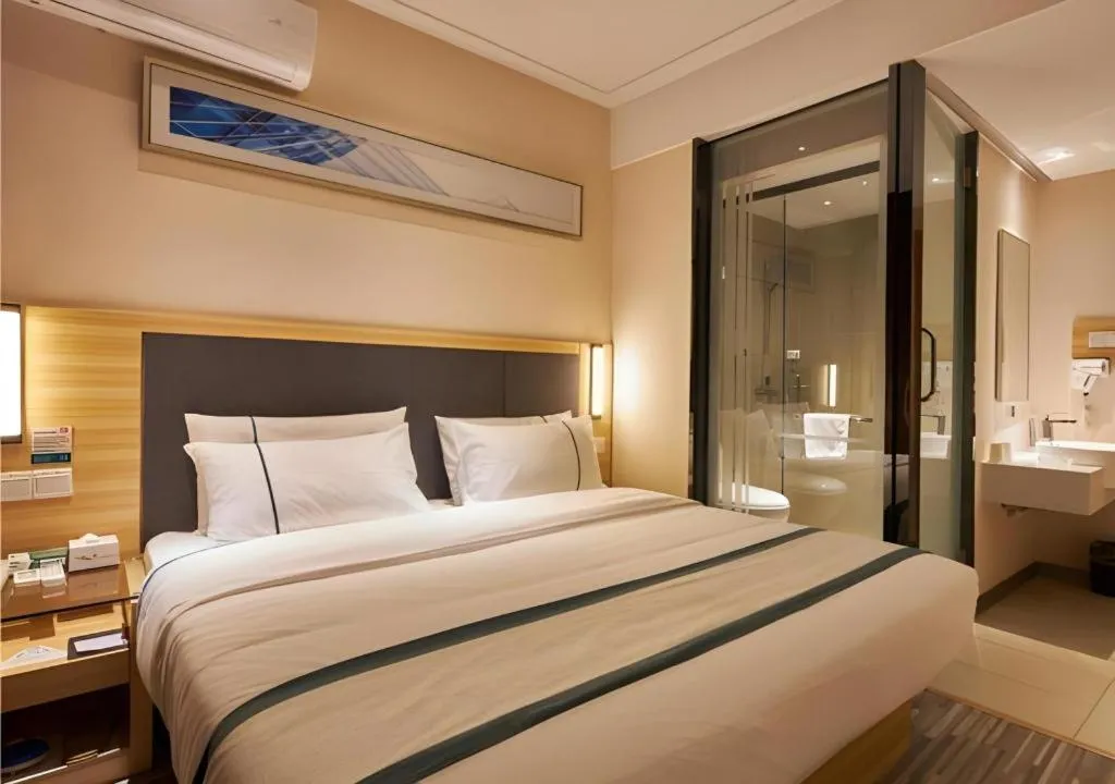 Bed in City Comfort Inn Liuzhou High-speed Railway Station Entrance