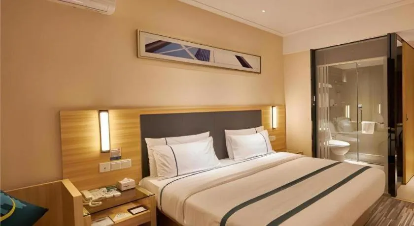 Bed in City Comfort Inn Liuzhou High-speed Railway Station Entrance