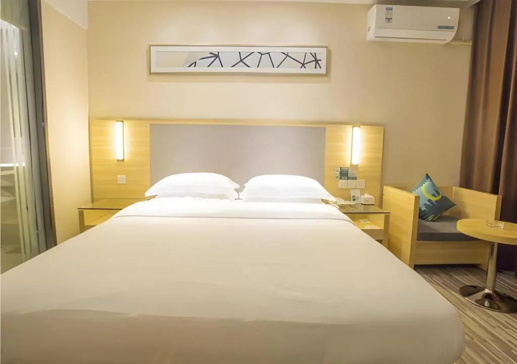 Bed in City Comfort Inn Fangcheng Qunxing Avenue