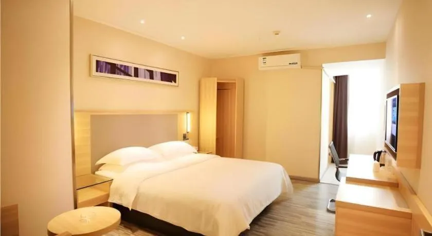 Bed in City Comfort Inn Fangcheng Qunxing Avenue