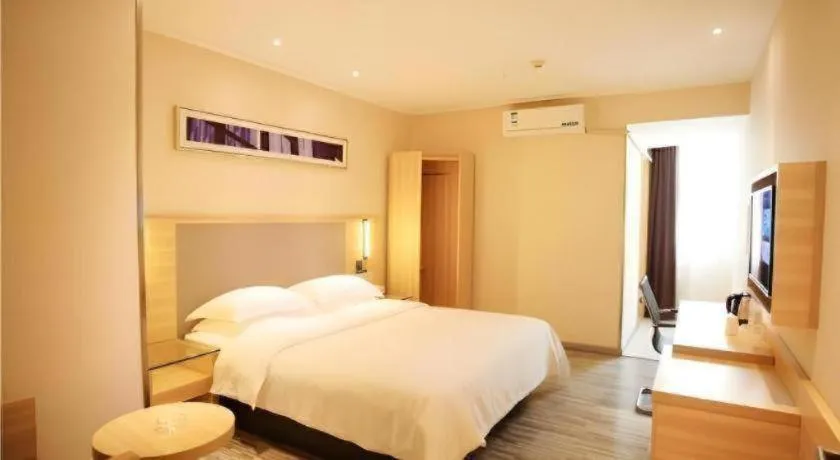 Bed in City Comfort Inn Fangcheng Qunxing Avenue