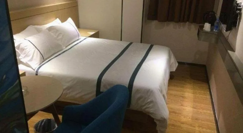 Bed in City Comfort Inn Zhuhai Qinglv Middle Road Riyuebei Grand Theater