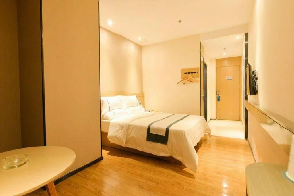 Bed in City Comfort Inn Zhuhai Qinglv Middle Road Riyuebei Grand Theater