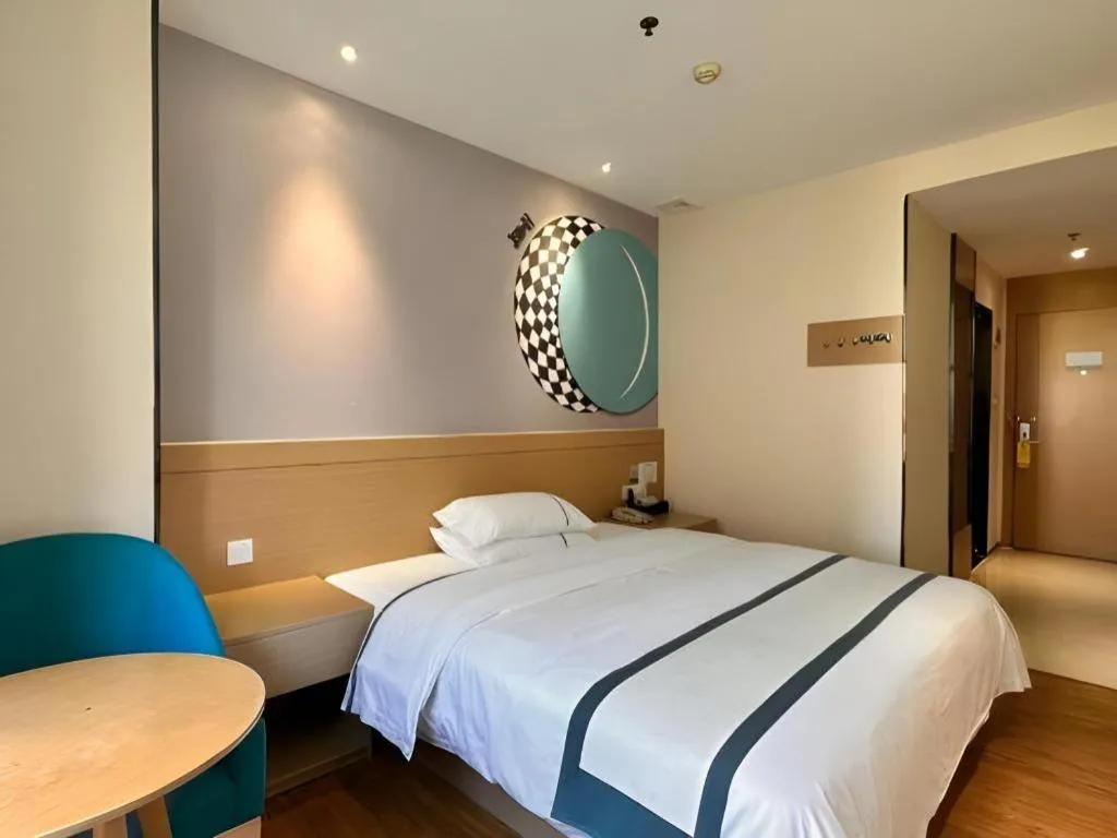 Bed in City Comfort Inn Zhuhai Qinglv Middle Road Riyuebei Grand Theater