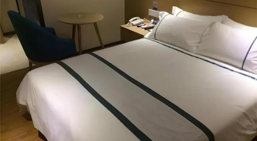 Bed in City Comfort Inn Zhuhai Qinglv Middle Road Riyuebei Grand Theater