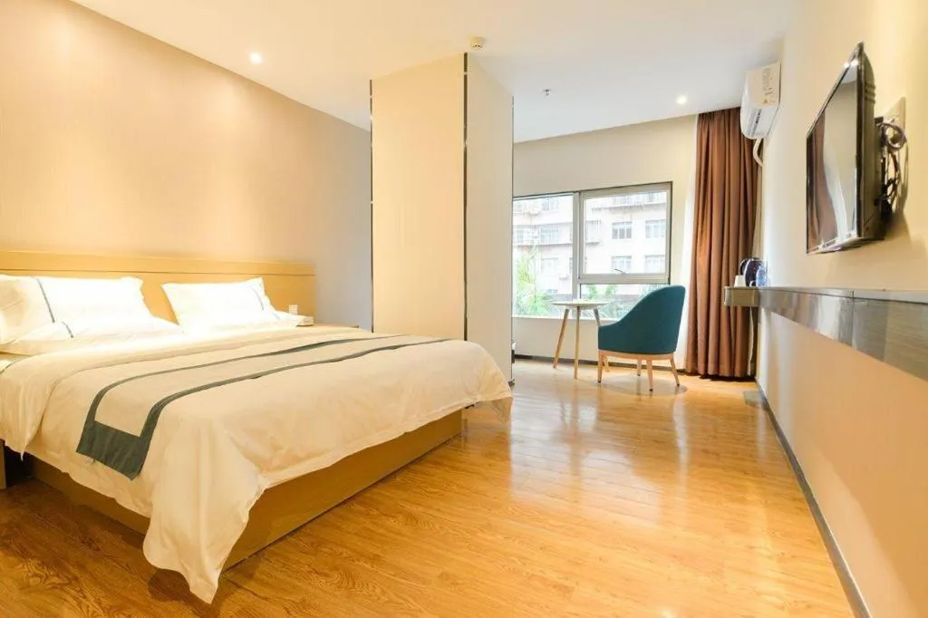 Bed in City Comfort Inn Zhuhai Qinglv Middle Road Riyuebei Grand Theater