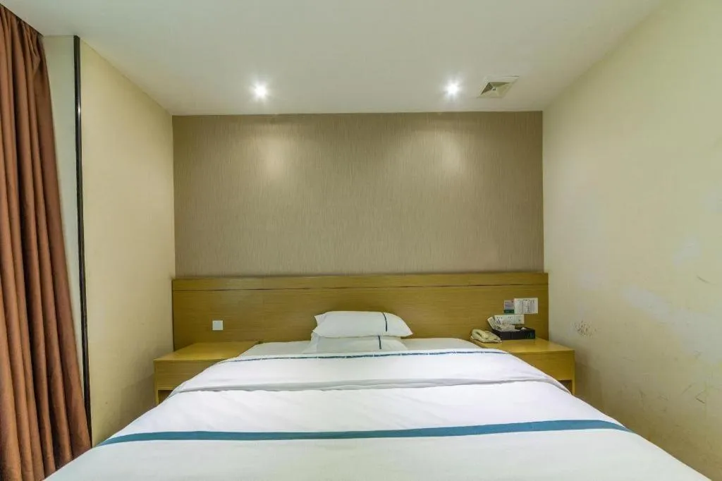Bed in City Comfort Inn Zhuhai Qinglv Middle Road Riyuebei Grand Theater