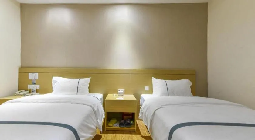 Bed in City Comfort Inn Zhuhai Qinglv Middle Road Riyuebei Grand Theater