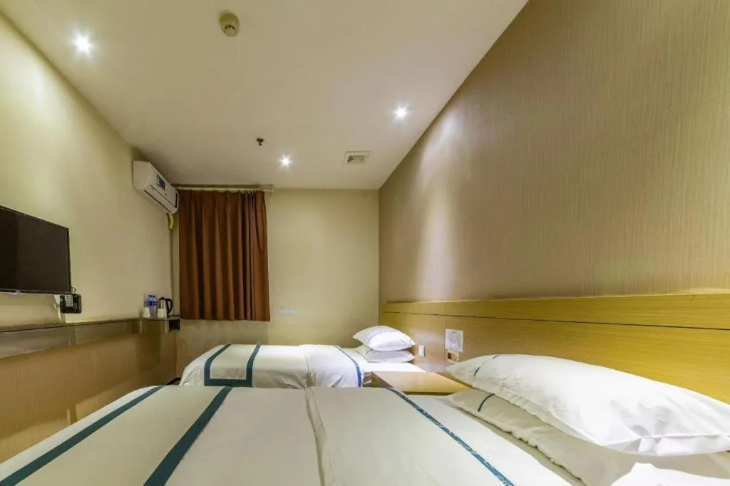 Bed in City Comfort Inn Zhuhai Qinglv Middle Road Riyuebei Grand Theater