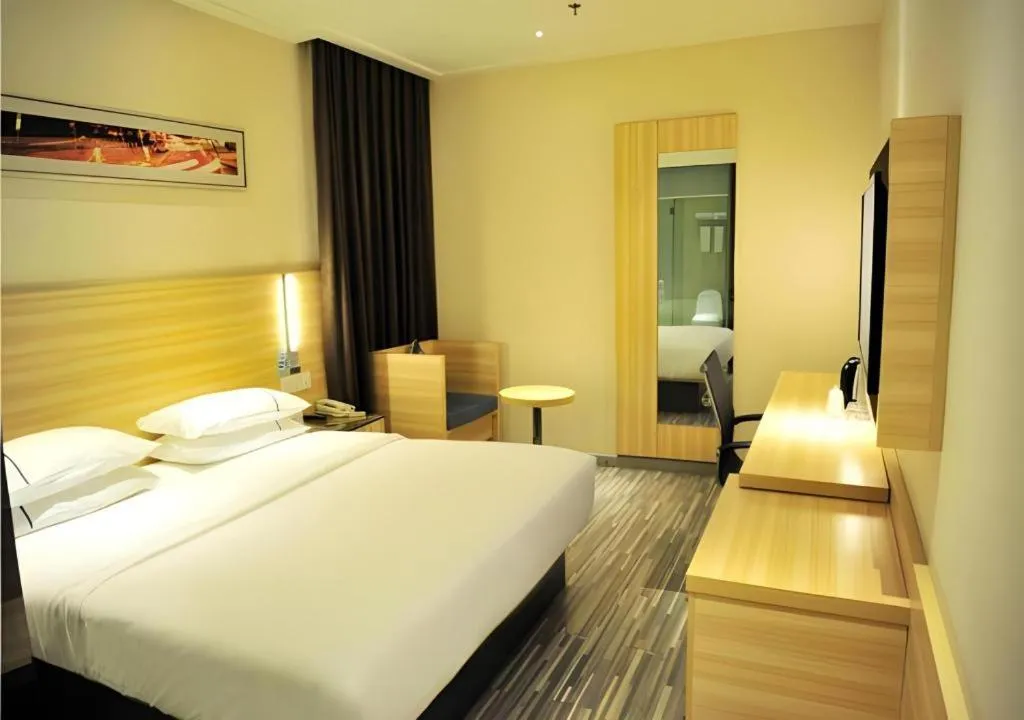 Bed in City Comfort Inn Jingmen Zhongjian Jinxiang Square