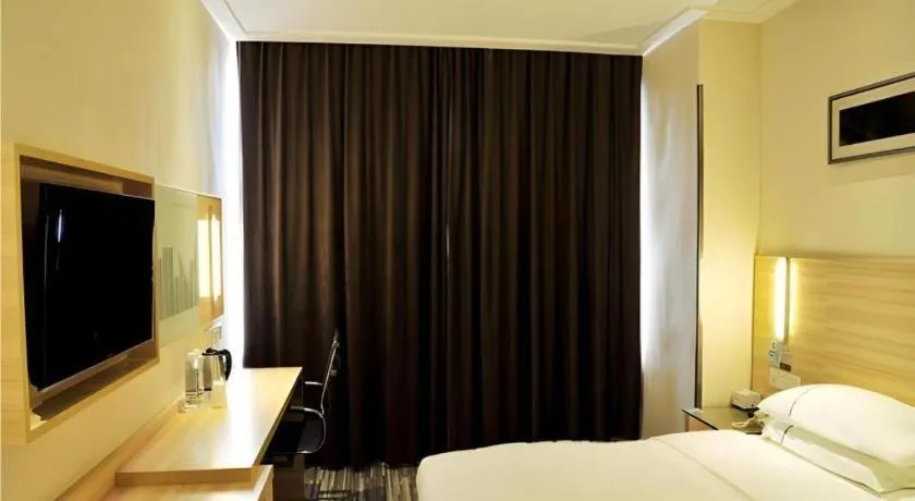 Bed in City Comfort Inn Jingmen Zhongjian Jinxiang Square