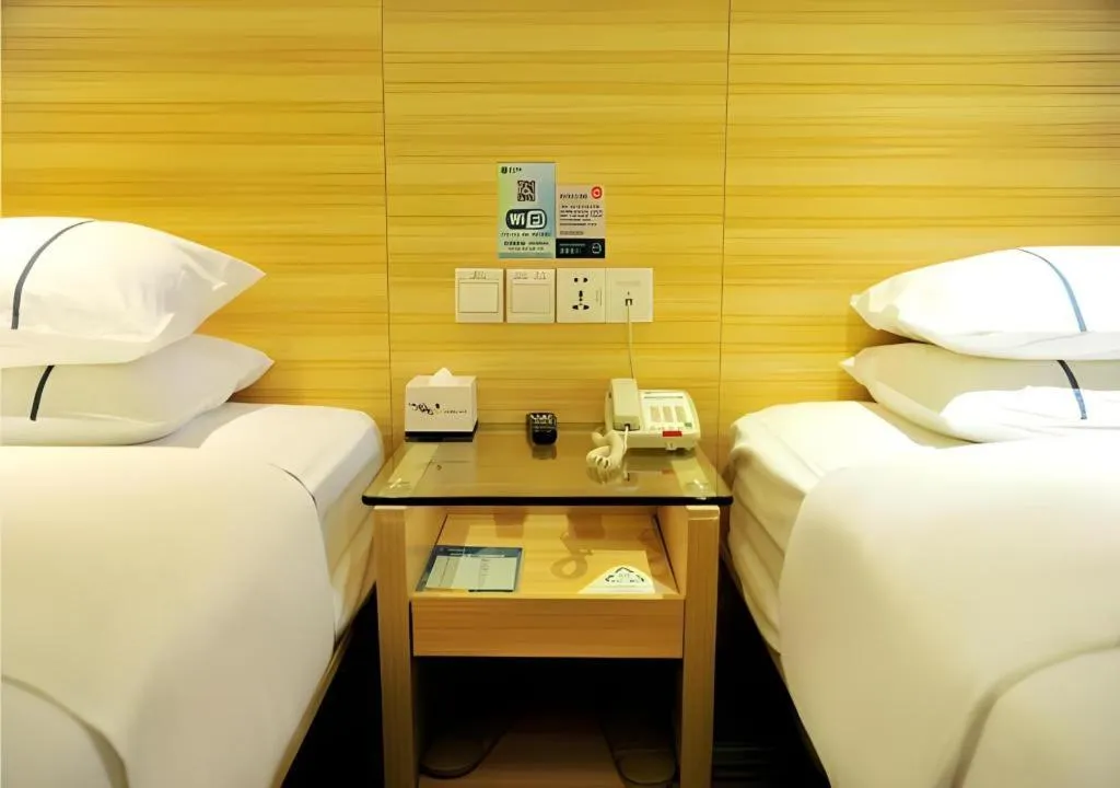 Bed in City Comfort Inn Jingmen Zhongjian Jinxiang Square