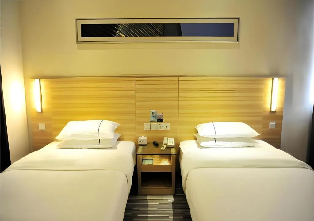 Bed in City Comfort Inn Jingmen Zhongjian Jinxiang Square