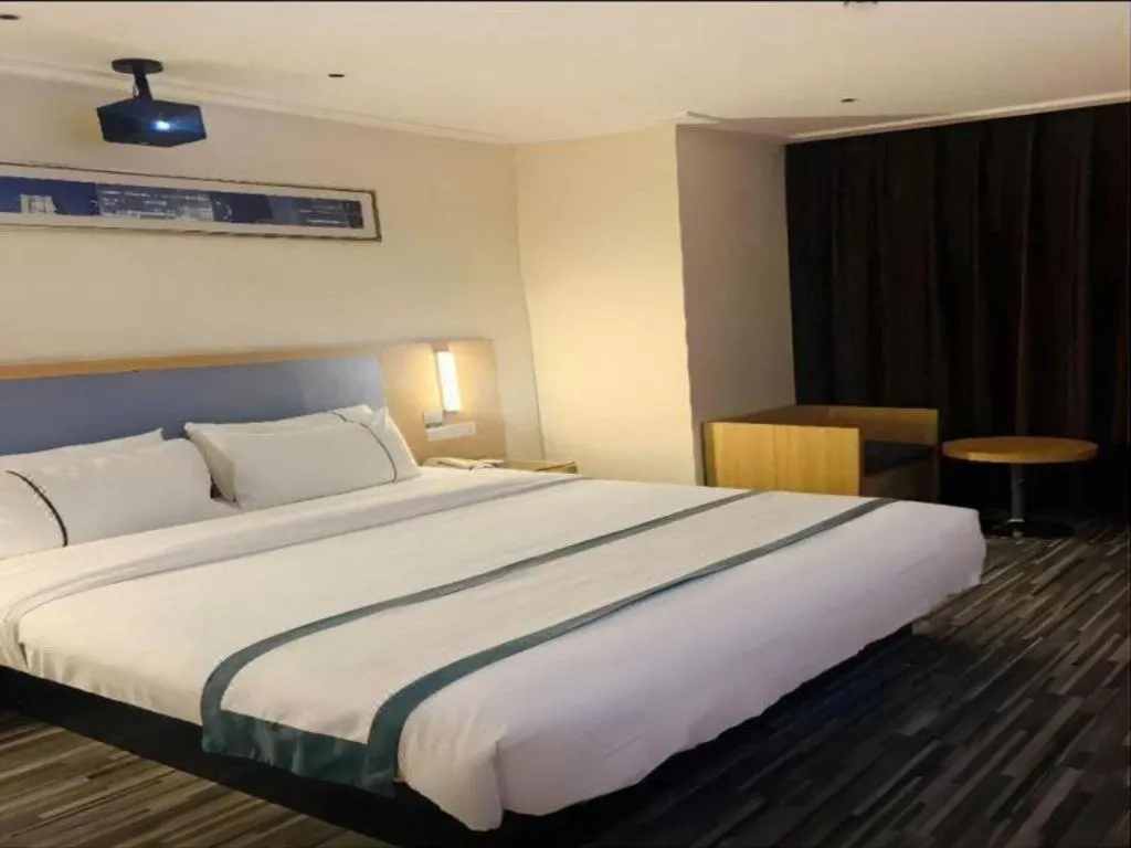 Bed in City Comfort Inn Deyang Shifang Yonghu Park