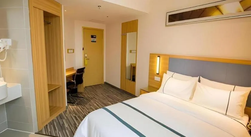 Bed in City Comfort Inn Deyang Shifang Yonghu Park