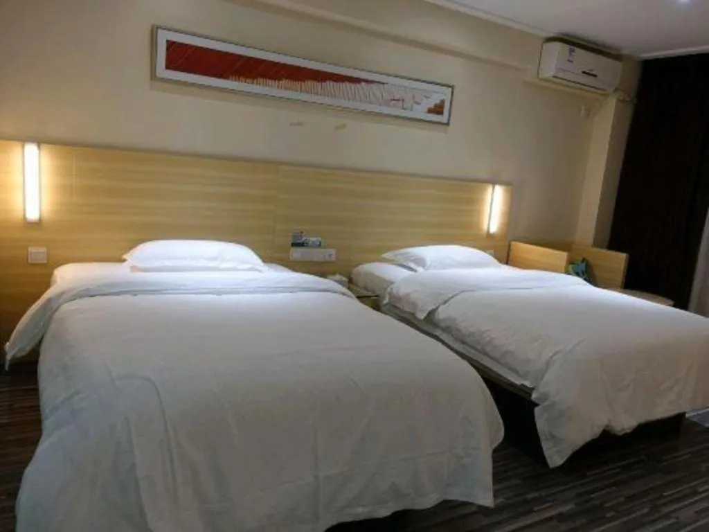 Bed in City Comfort Inn Huizhou Huiyang High-speed Railway Station