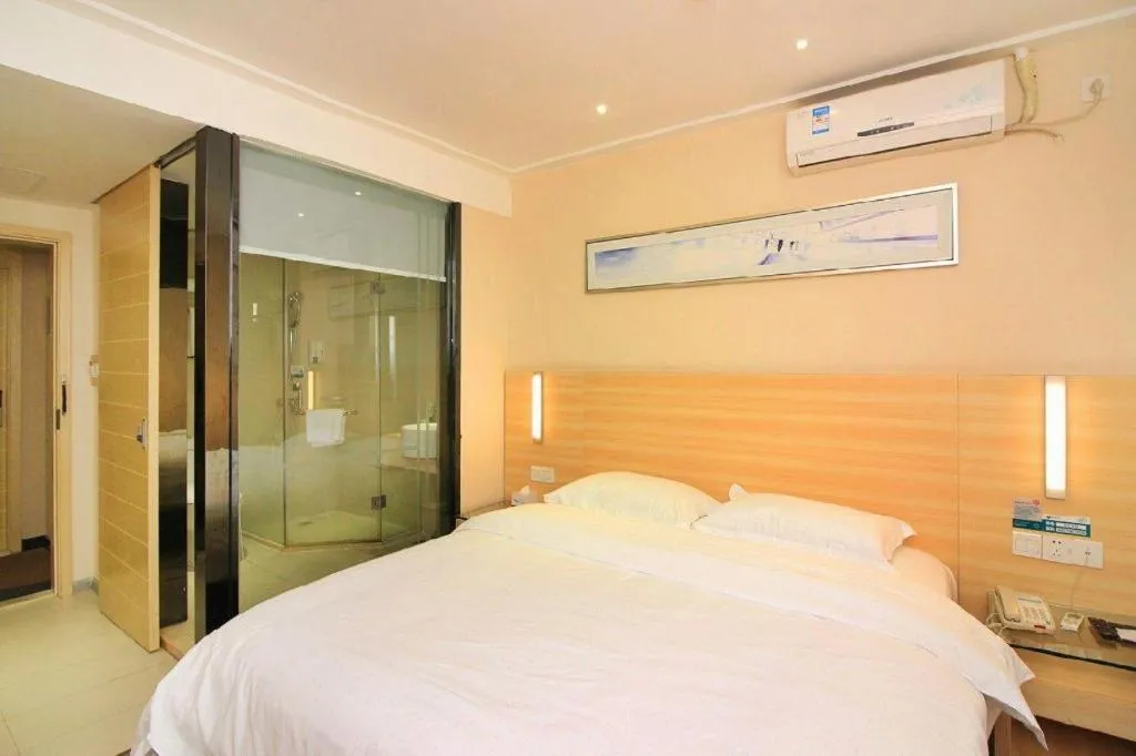 Bed in City Comfort Inn Huizhou Huiyang High-speed Railway Station