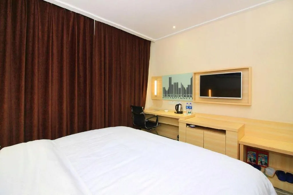 Bed in City Comfort Inn Huizhou Huiyang High-speed Railway Station