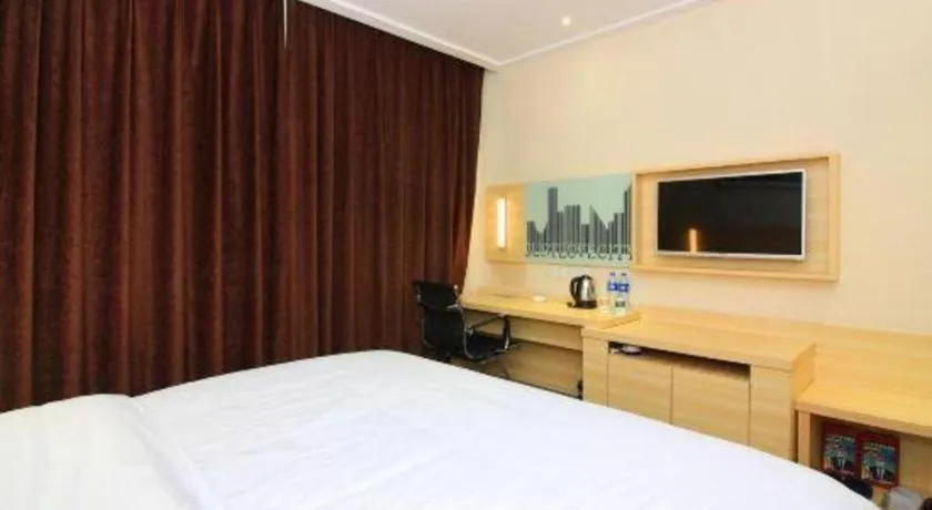 Bed in City Comfort Inn Huizhou Huiyang High-speed Railway Station