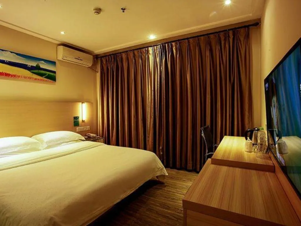 Bed in City Comfort Inn Wuzhou Arcade City Sanzongfu