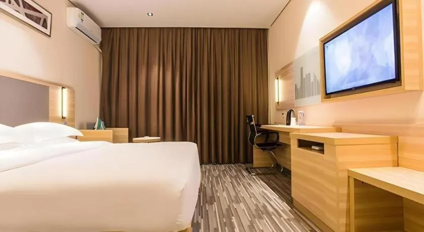 Bed in City Comfort Inn Wuzhou Arcade City Sanzongfu