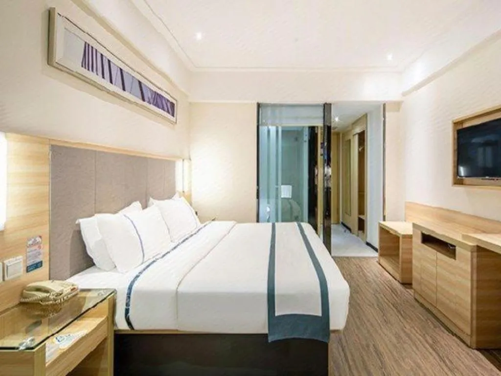 Bed in City Comfort Inn Wuzhou Arcade City Sanzongfu